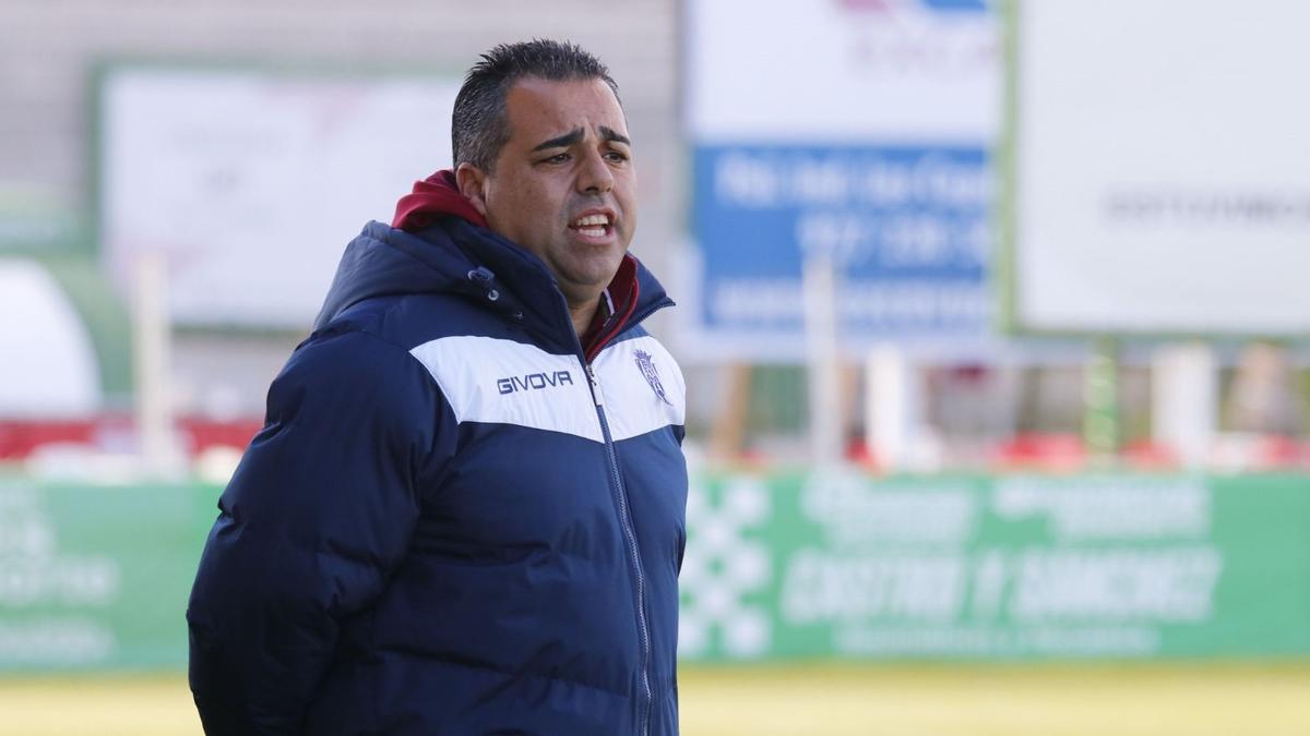 Germán Crespo da indicaciones desde la banda en el partido contra el Cacereño.