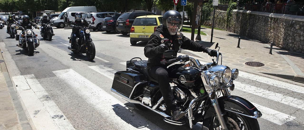 Un grup de motoristes creuen Sant Llorenç de Morunys per la carretera principal | OSCAR BAYONA