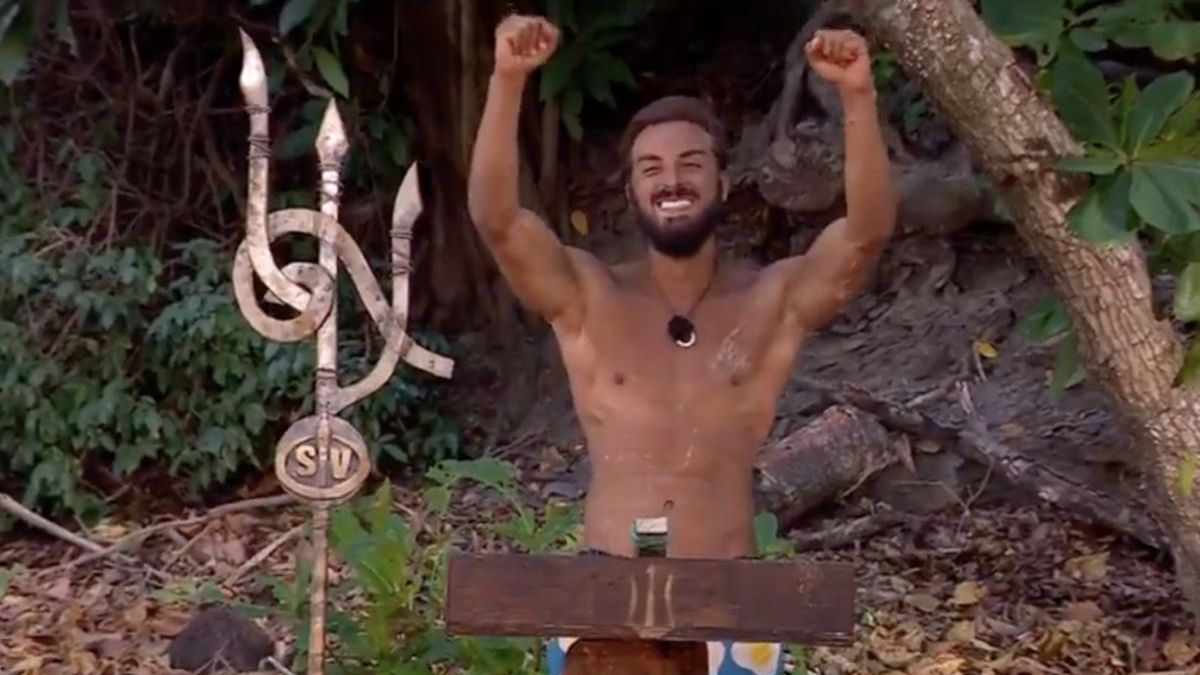 Borja leyendo la carta que le convertía en finalista de 'Supervivientes'