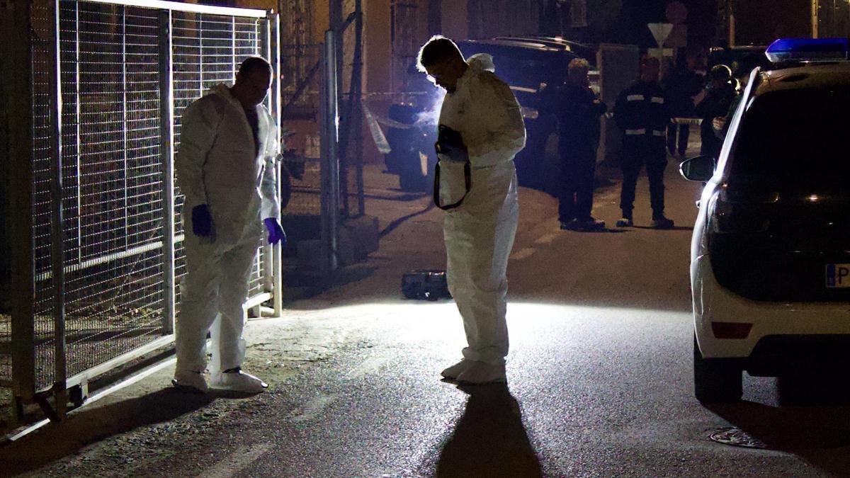 Investigadores recogen pruebas de madrugada en el exterior del bajo de Monteagudo escenario del primer crimen del año en la Región.