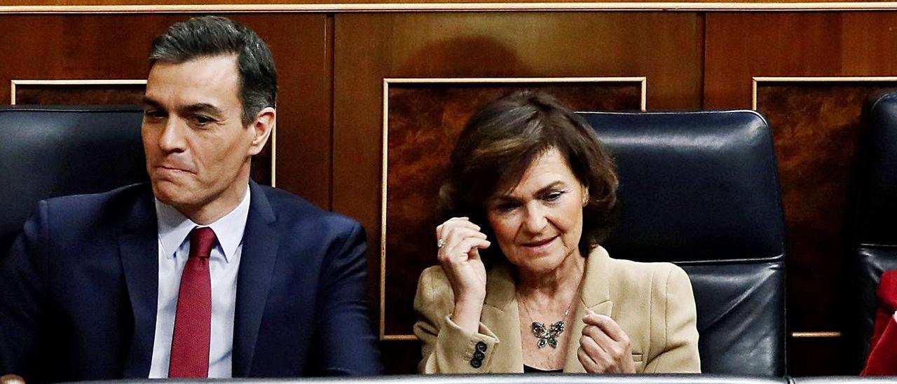 El presidente Pedro Sánchez y la vicepresidanta Carmen Calvo, en el Congreso de los Diputados, ante Ana Oramas (CC). | | EFE