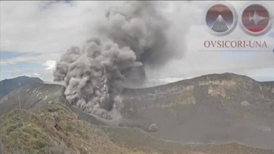 El volcán Turrialba en plena erupción de ceniza y gases