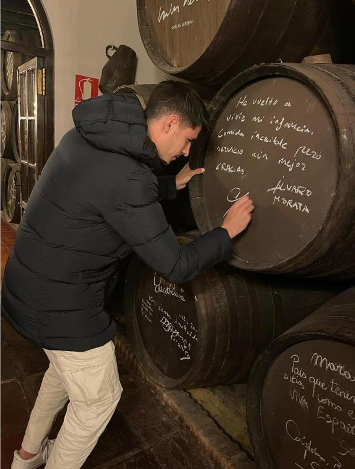 Morata firma una bota en Bodegas Campos.