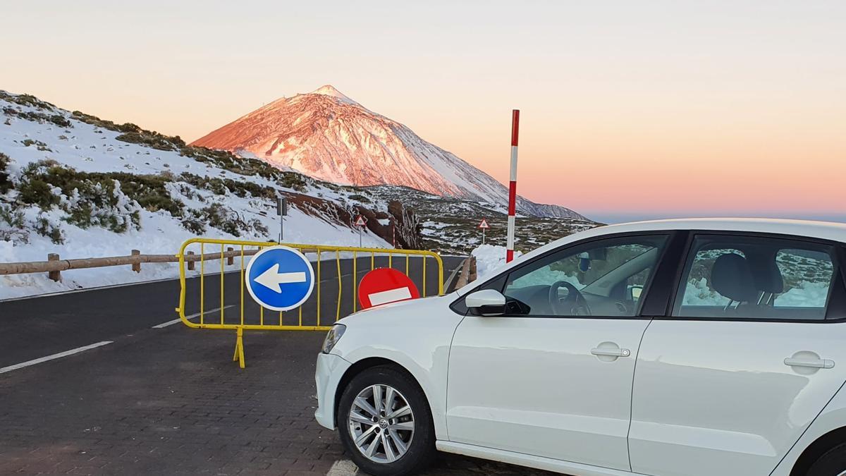 Un vehículo estacionado en las proximidades del Teide