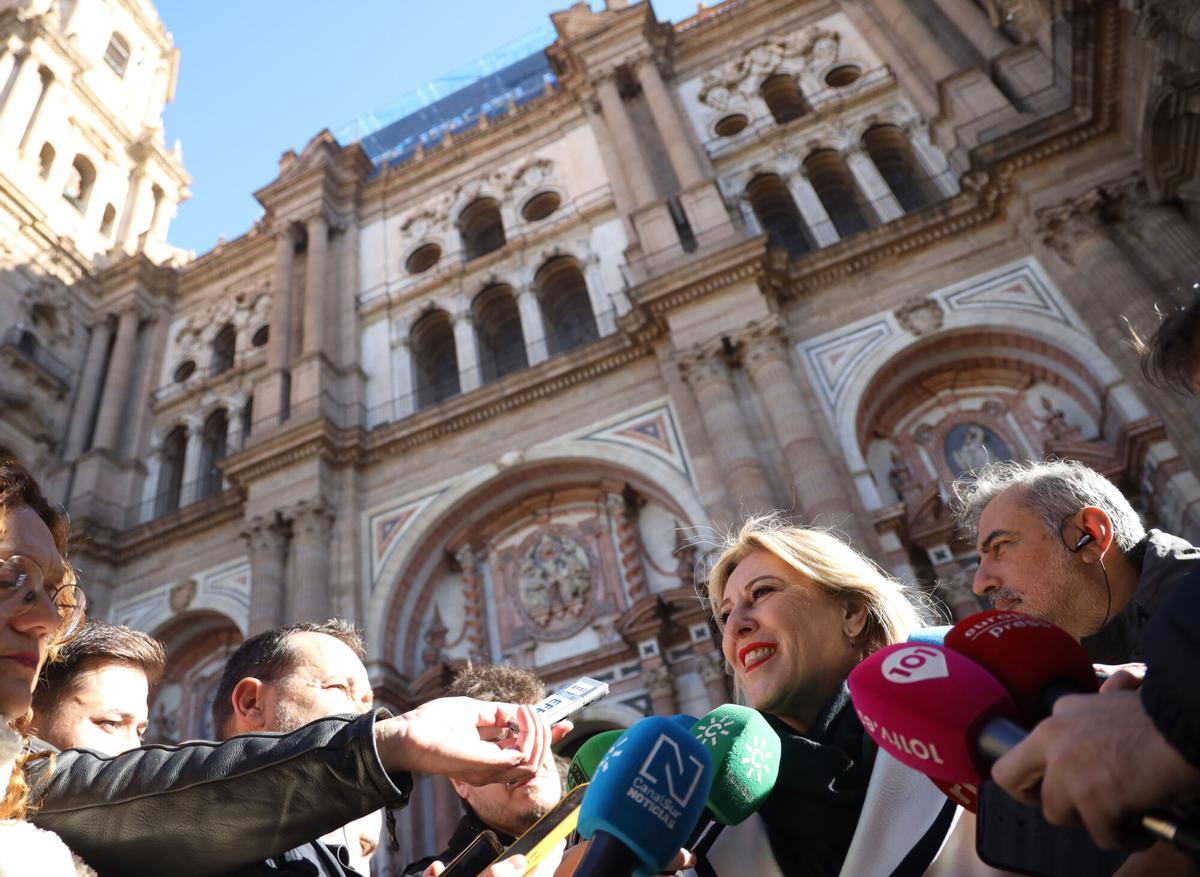 La consejera de Economía de la Junta de Andalucía, Carolina España, y la consejera de Cultura y Deporte, Patricia del Pozo, han visitado esta mañana las obras de la cubierta de la Catedral de Málaga, junto al obispo de Málaga, Monseñor José Antonio Satué.