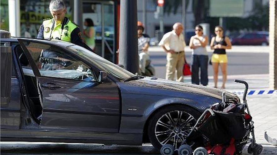 El coche se llevó por delante el carrito de los bebés al invadir la acera en la avenida del Puerto de Valencia.