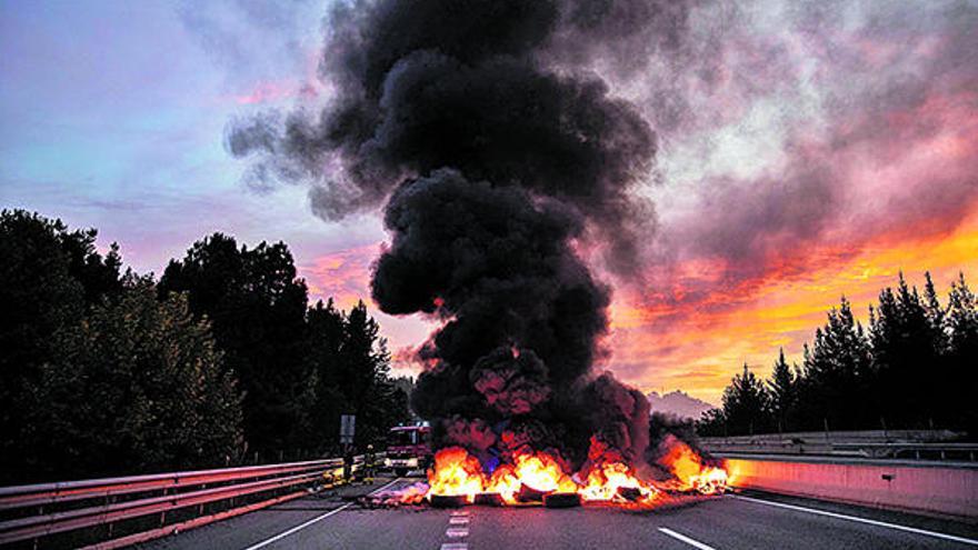 Barricades i foc per tallar carreteres