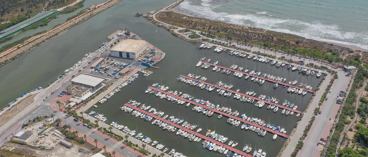 Desembocadura del río Segura en Guardamar, con el puerto en primer término, y las dunas litorales, refugio de numerosas aves marinas.