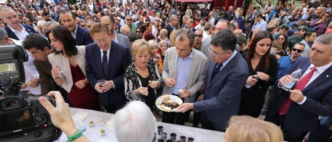 Mazón, la alcaldesa de Cocentaina, Puig, la consellera Barceló, el ministro Duque, el presidente de las Cortes y el conseller Climent, en Cocentaina.