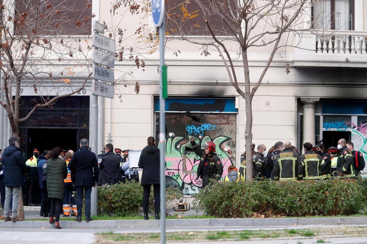 Emergency services members are seen outside premises burned down in Barcelona, Spain, 30 November 2021. Four people died, including two children, and four other were poisoned by smoke after a fire started on the premises where they were living at Tetuan Square, in Barcelona. EFE/Marta Perez