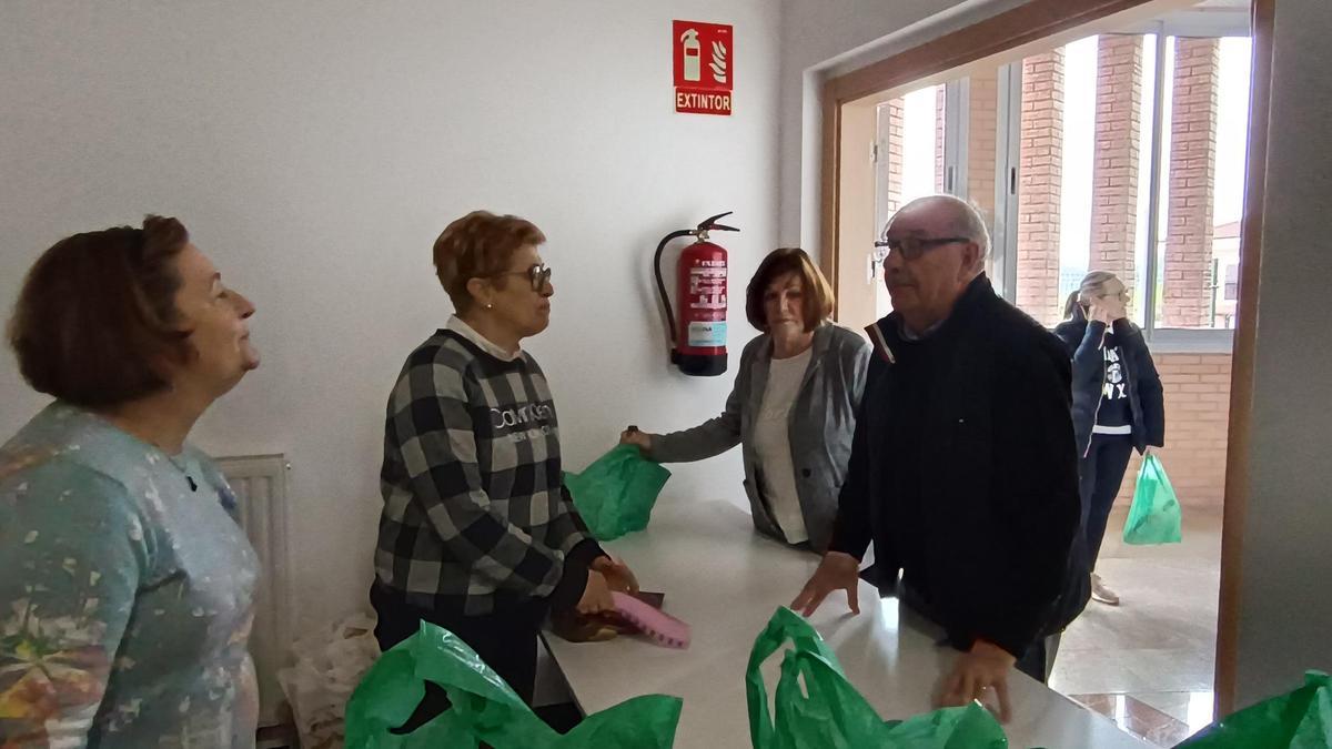 Reparto del bollo de la Asociación de Jubilados de Valdesoto el año pasado.