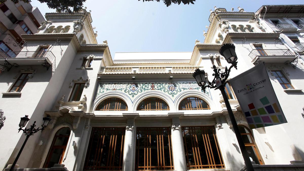 Imagen de archivo de la fachada principal del edificio de Correos en Alicante, en la plaza de Gabriel Miró