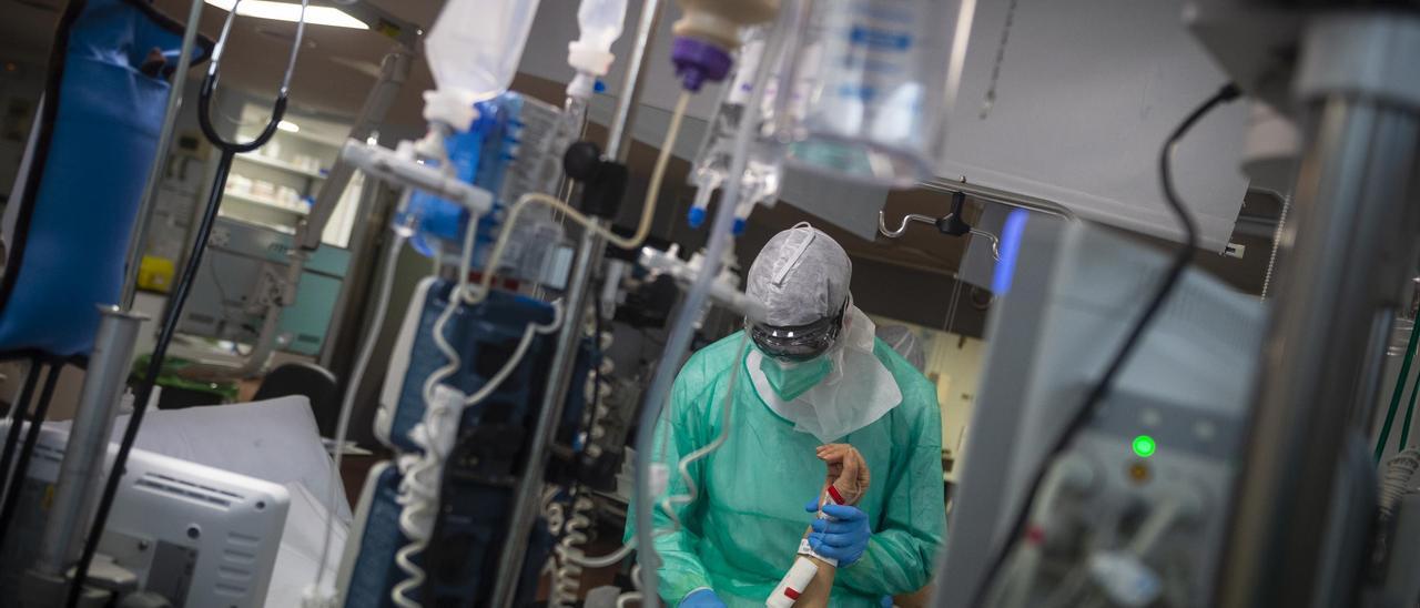 Asistencia a un paciente con COVID en un hospital.