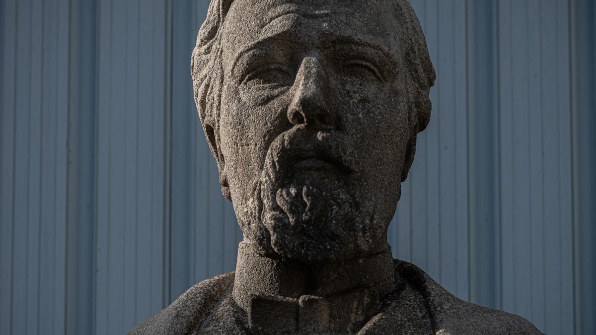 Barcelona 29/01/2021 Barcelona. La estatua de Antonio López, Marques de Comillas, que está en los almacenes municipales desde que fue retirada. La han puesto en compañía del monumento a la Victoria AUTOR: Manu Mitru