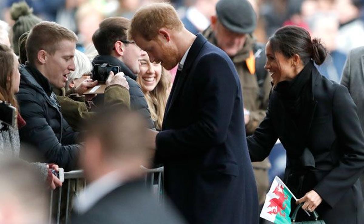 El príncipe Harry y Meghan Markle visitan el castillo de Cardif en Gales