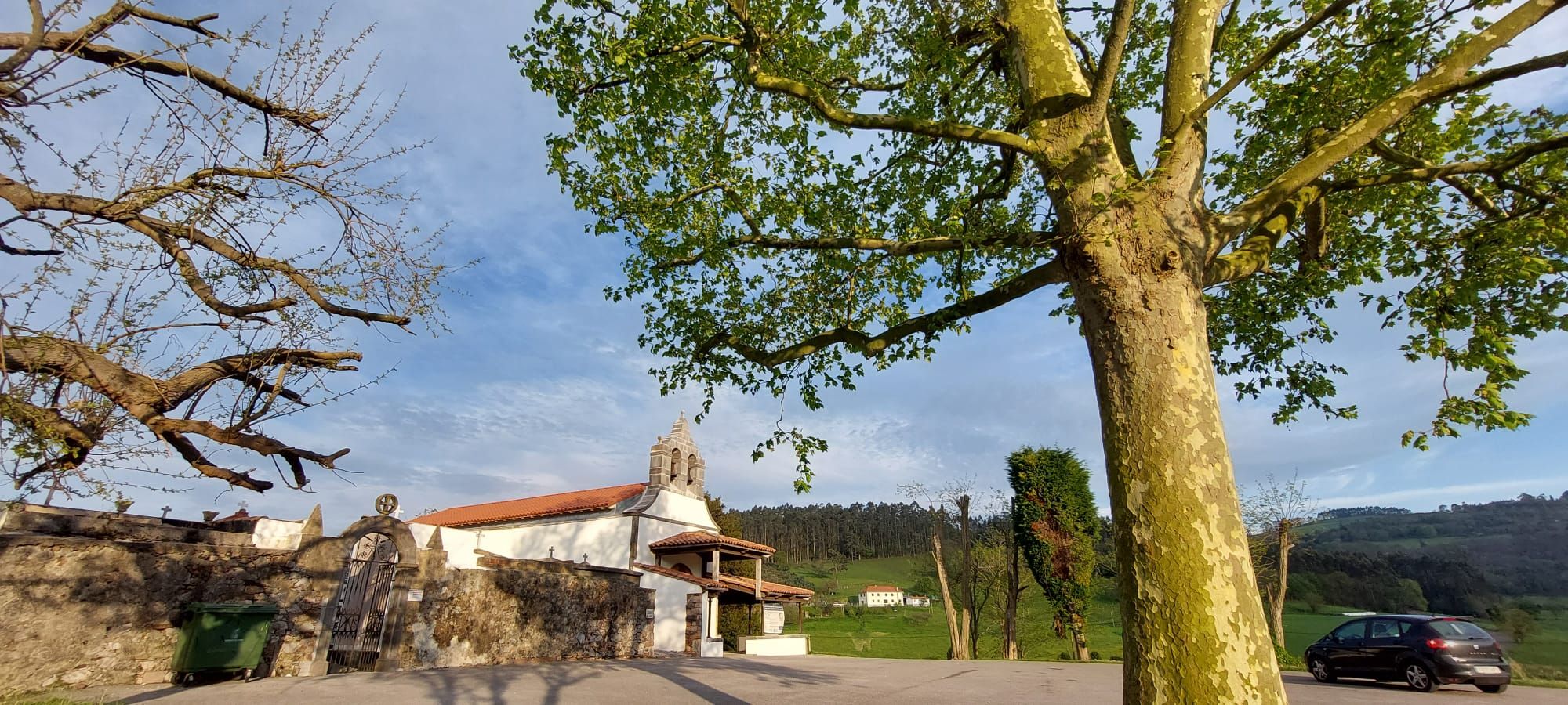 Arlós, un mar de verde en la zona rural de Llanera: así es la parroquia de espectacular paisaje y guardesa de un templo románico