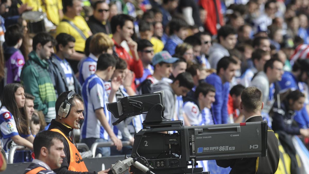 Una cámara de televisión en el estadio de Riazor.