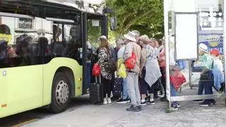 Aumentan un 35 % los usuarios del bus del aeropuerto y muchos ya se quedan en tierra