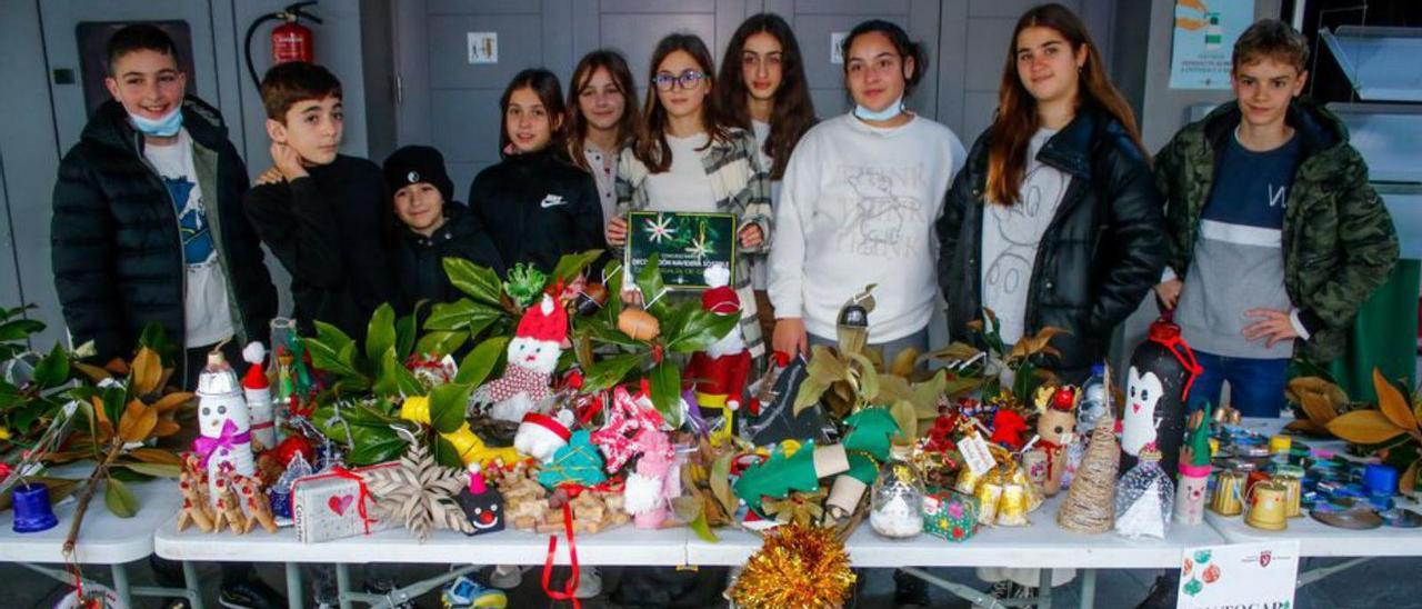 Los escolares llevaron sus adornos navideños sostenibles al Auditorio, ya que las lluvias han impedido que los cuelguen en los árboles del parque Miguel Hernández.