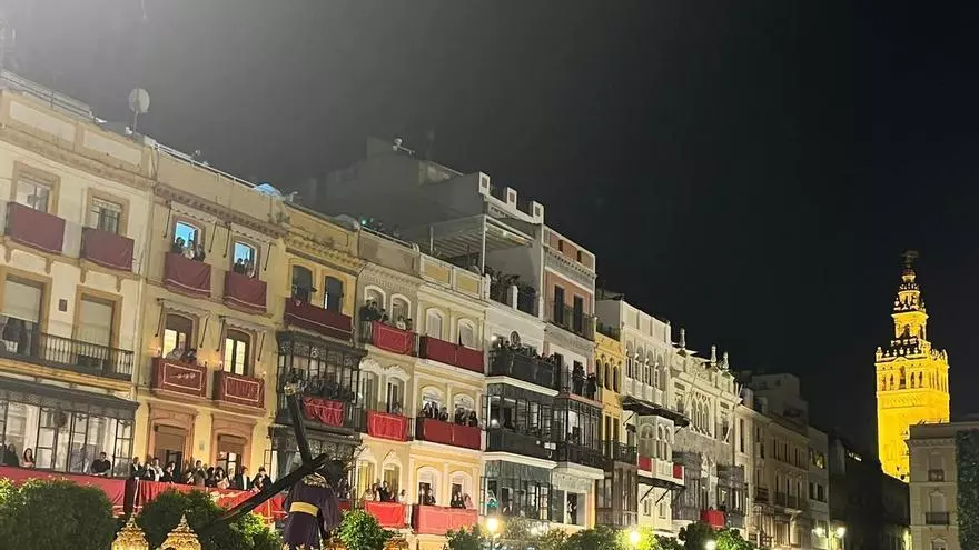 Vídeo | El Gran Poder a su paso por los palcos de la plaza San Francisco