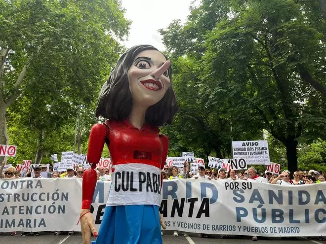 Miles de personas protestan contra la "destrucción" de la sanidad pública madrileña