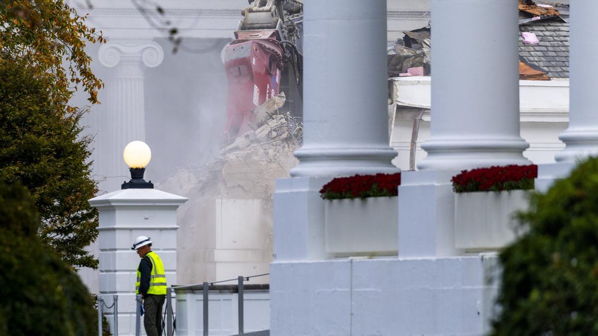Tareas de demolición del ala este de la Casa Blanca.