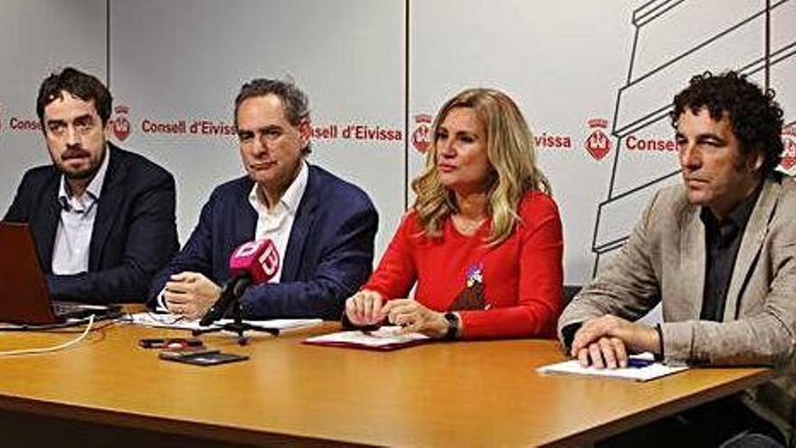 Pere Puigdengoles, en el centro junto a Marta Díaz, en la presentación del borrador del plan de puertos de Balears.