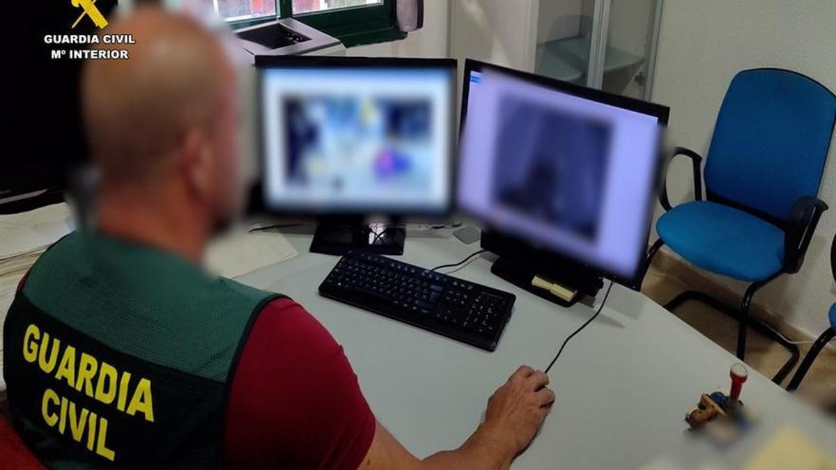 Un guardia civil de La Vila Joiosa analizando grabaciones.