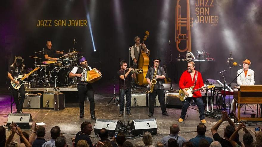 The Mavericks, durante su concierto en San Javier. RAFA MELLADO