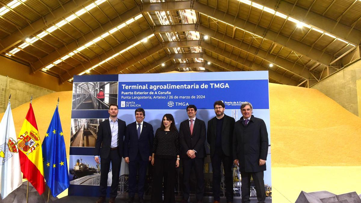 Autoridades y directivos de la empresa, en el interior de la nave de TMGA del puerto exterior.