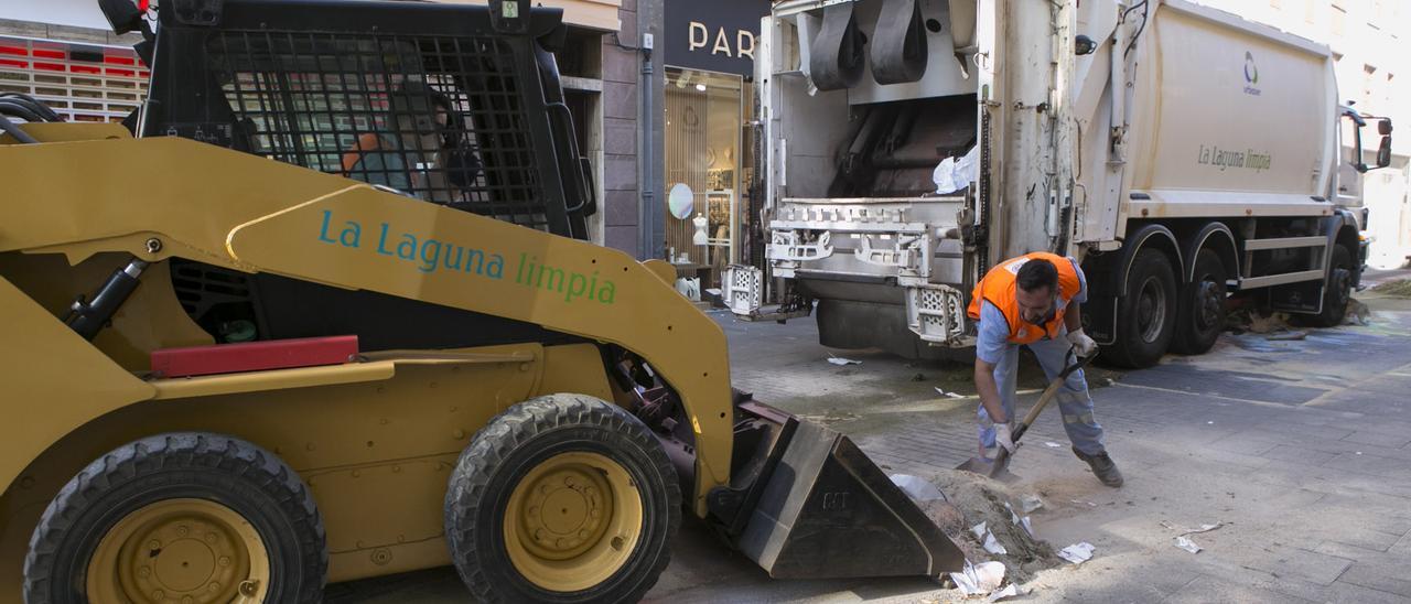 Un operario de limpieza realizando labores en el casco de La Laguna.