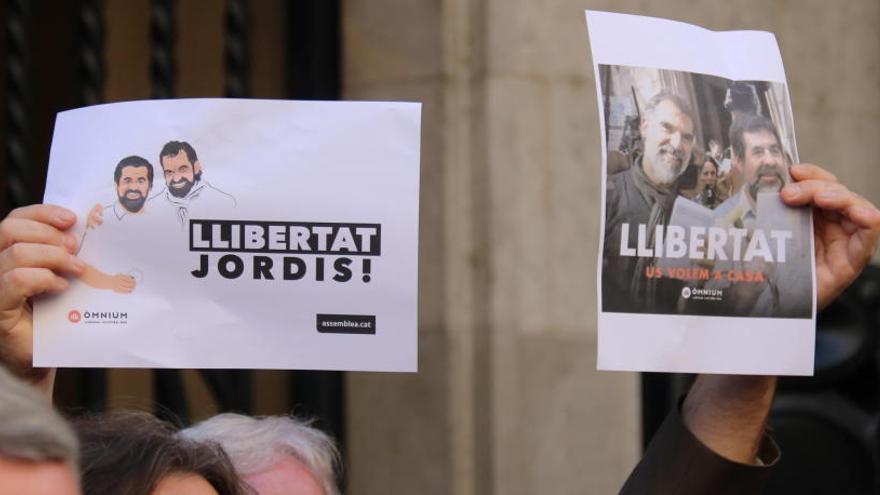 Dos cartells demanant l&#039;alliberament de Sánchez i Cuixart en les manifestacions d&#039;aquest matí.