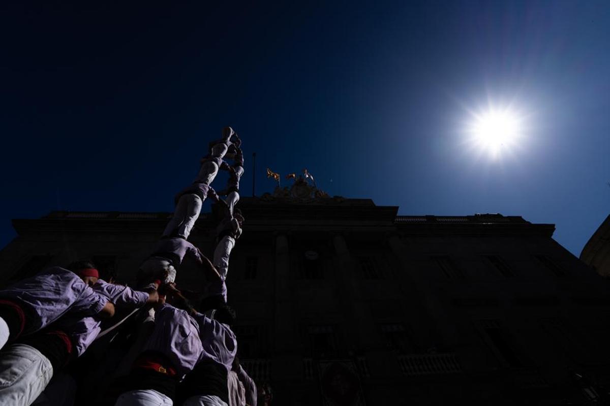 Diada castellera histórica en la plaza de Sant Jaume, el 23 de septiembre, con la participación dels Castellers de Barcelona, els Minyons de Terrasa y la Colla Joves dels Xiquets de Valls.