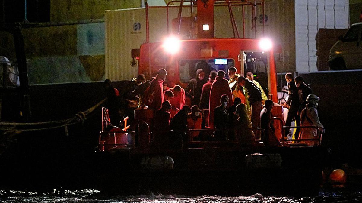 Salvamento Marítimo traslada a Fuerteventura a un grupo de migrantes rescatados junto a las costas canarias. | | EUROPA PRESS