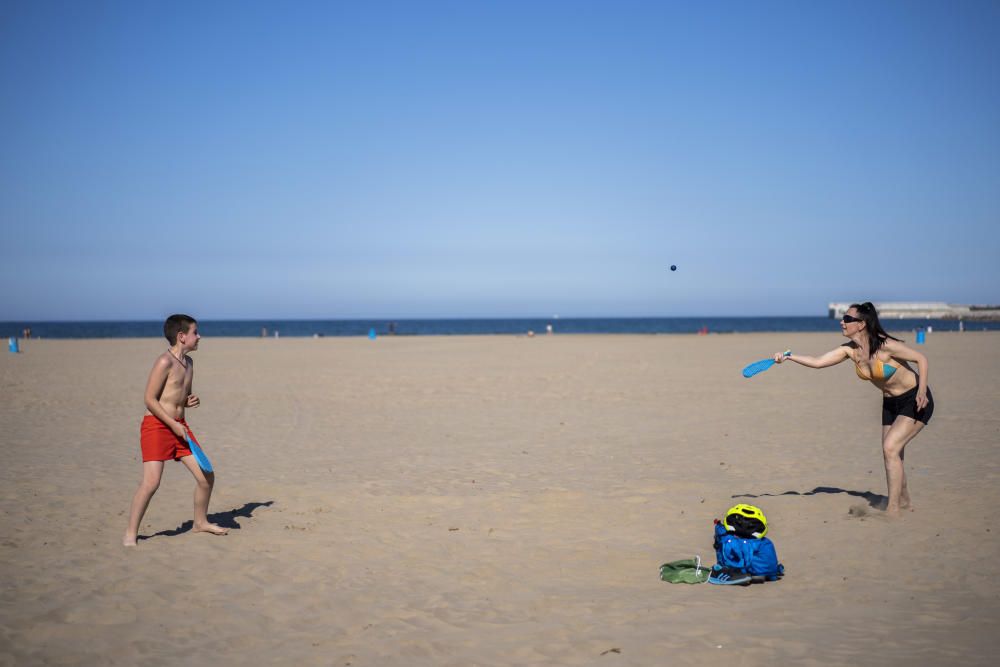 Playas y terrazas llenas en València en los primeros días de la fase 1