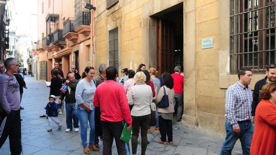 Unas 700 personas optan a uno de los 45 puestos del plan social de Plasencia