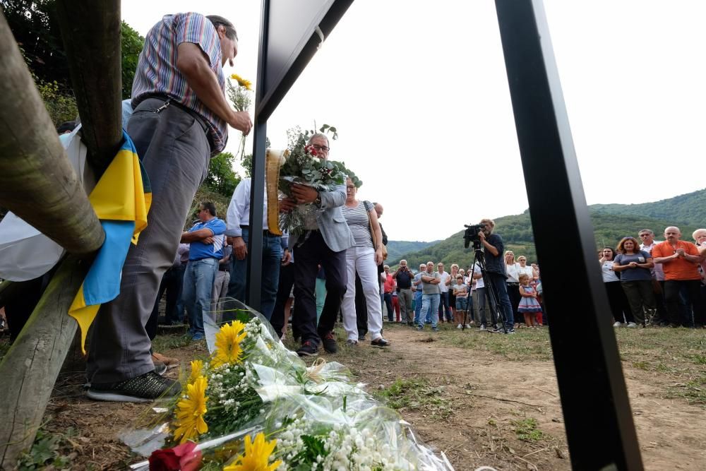 Homenaje a los mineros muertos en el accidente del pozo Santo Tomás de Turón