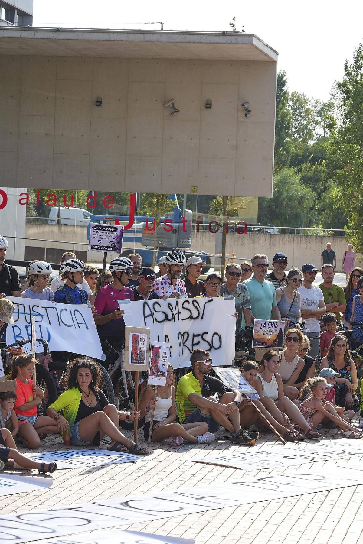 Les imatges de la concentració de rebuig a la condemna pel conductor que va matar una ciclista als Àngels