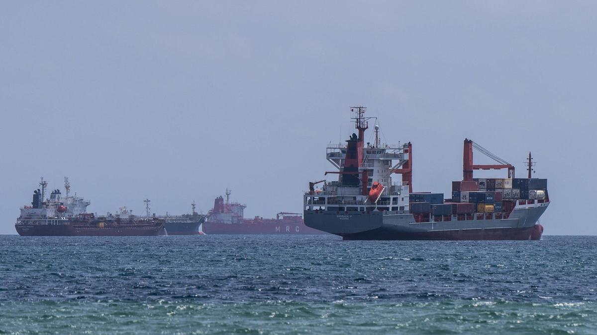 Buques portacontenedores de mercancías esperan fuera del Port de Barcelona para descargar, a finales de mayo de 2024.