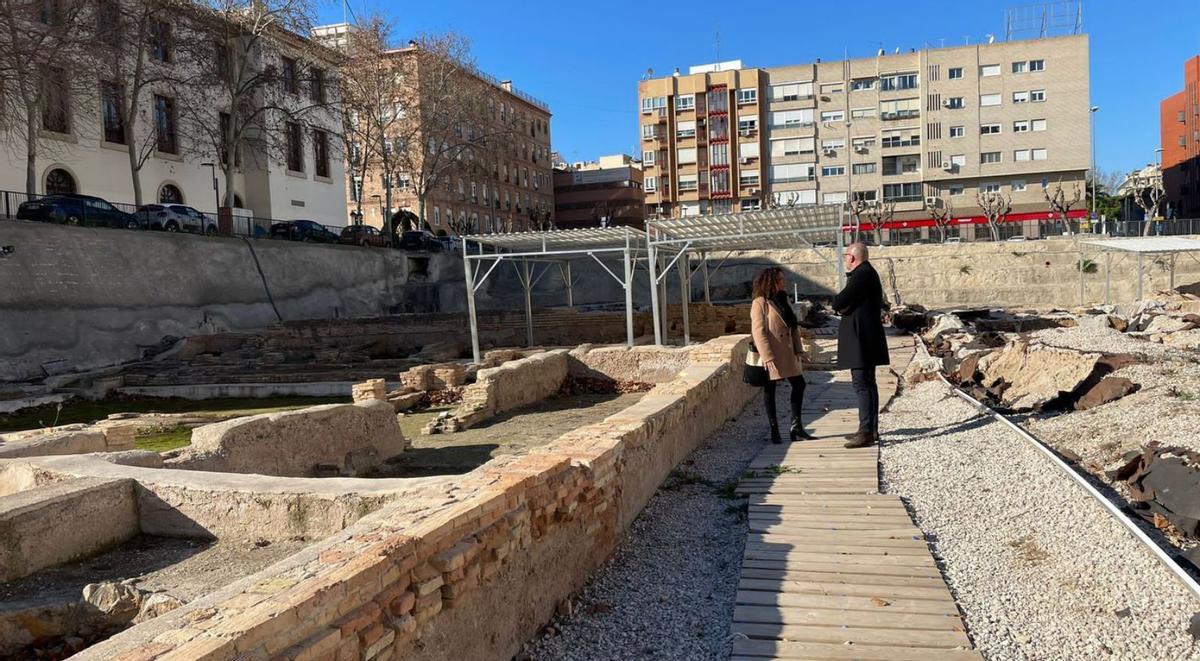 El concejal de Cultura, Pedro García Rex, en el yacimiento de San Esteban.  | L.O.