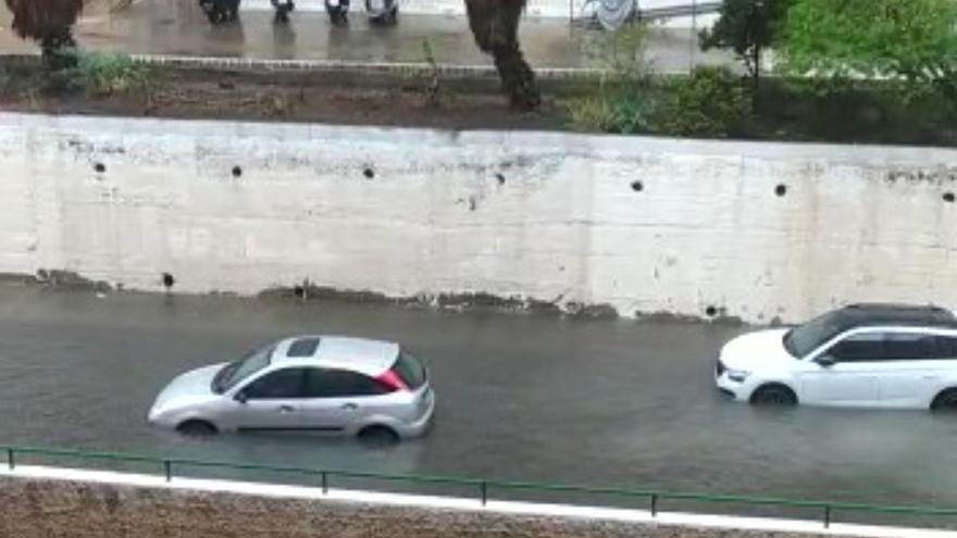 Coches en apuros en Las Palmas de Gran Canaria por las lluvias de &#039;Hermine&#039;