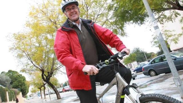 Ildefonso Hernández utiliza la bicicleta para sus desplazamiento habituales.