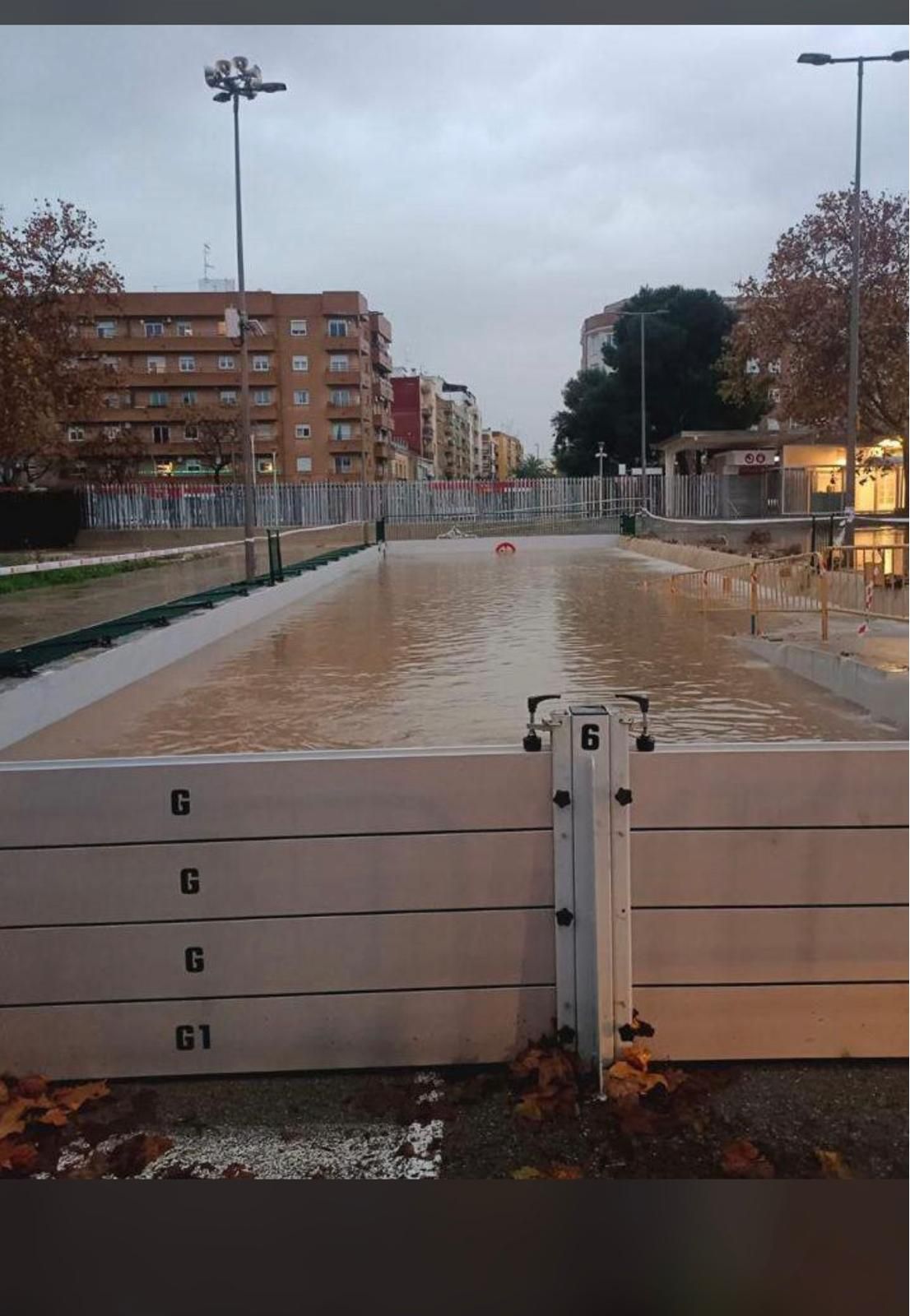El paso inferior de Aldaia, inundado este domingo.
