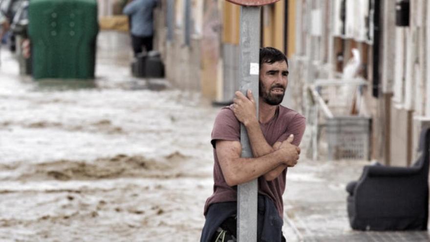 La riada obliga a miles de personas a abandonar sus hogares en la Vega Baja