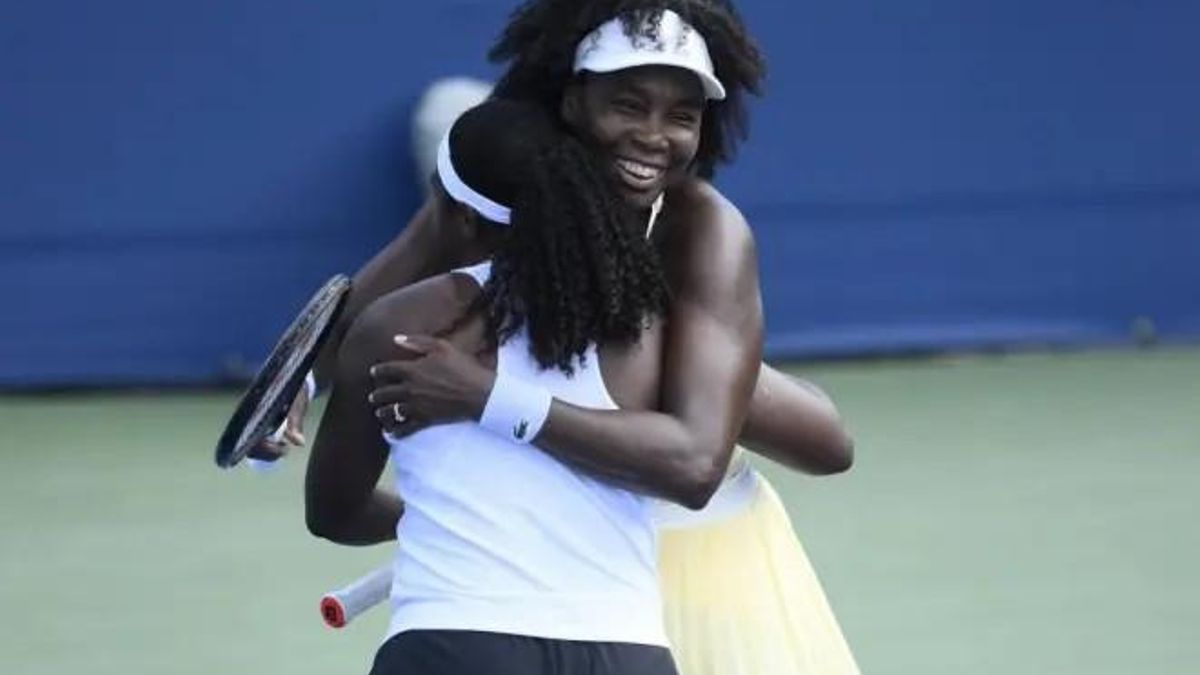Venus Williams abraza a su compañera de dobles Hailey Baptiste.
