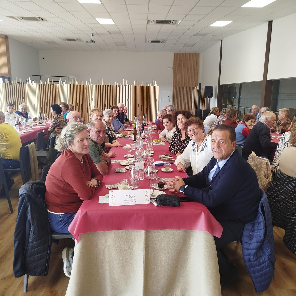 Así fue la animada excursión de cultura y enoturismo de los vecinos de Bonielles, en Llanera, a León Así fue la animada excursión de cultura y enoturismo de los vecinos de Bonielles, en Llanera, a León
