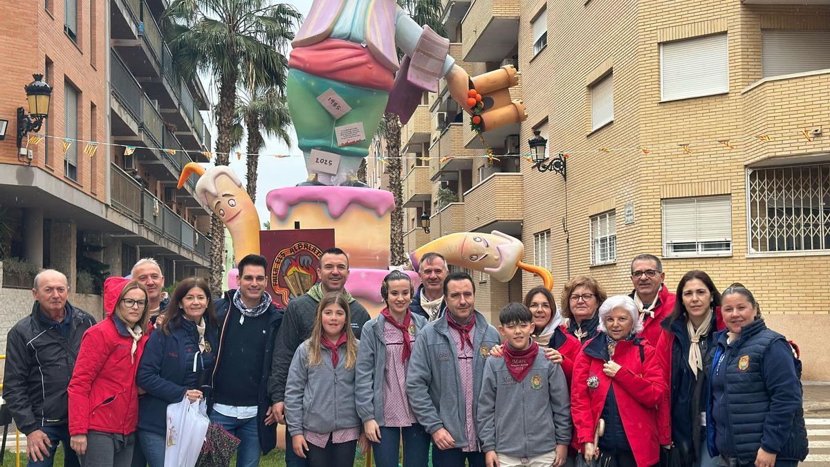 El president Mompó con la Falla Els Albalatans