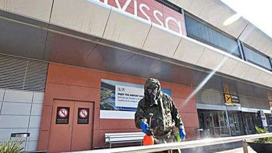 Un militar durante las labores de desinfección del aeropuerto de Ibiza el 3 de abril. Vicent Marí