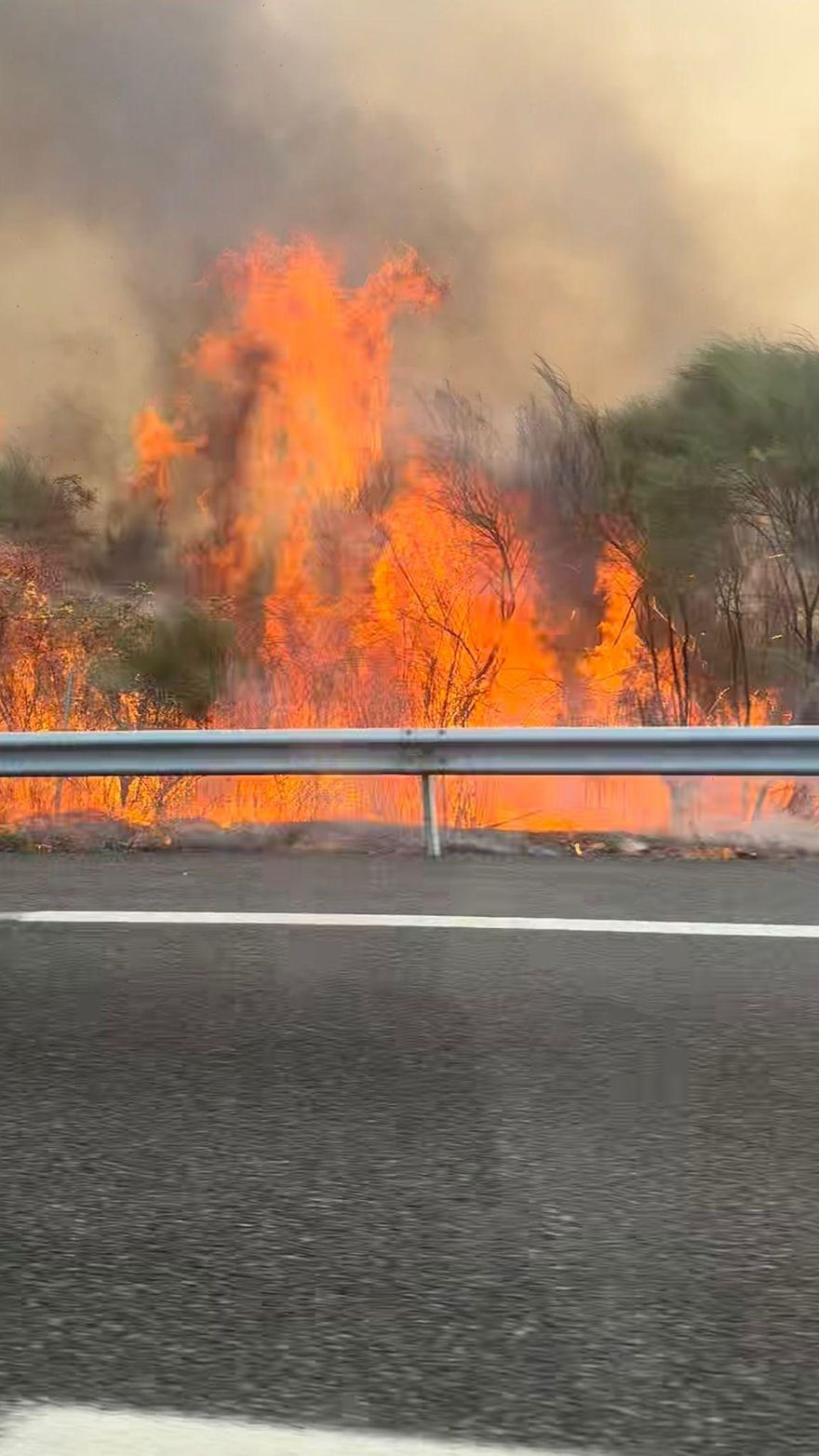 Un incendio cerca la A-52 a su paso por As Neves
