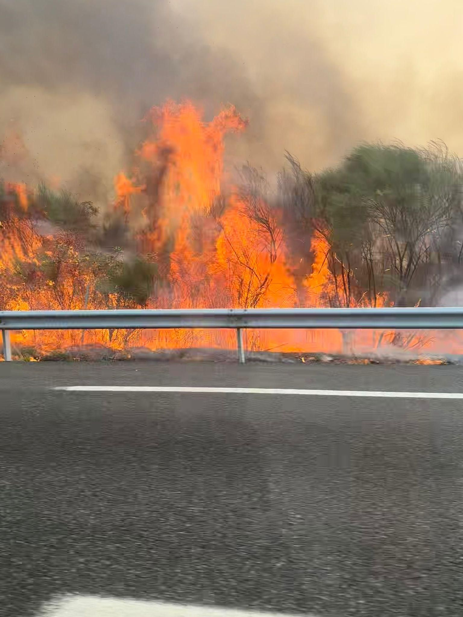 Un incendio cerca la A-52 a su paso por As Neves